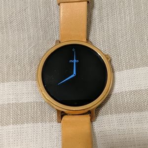 Woman's rose gold Moto 360 smart watch